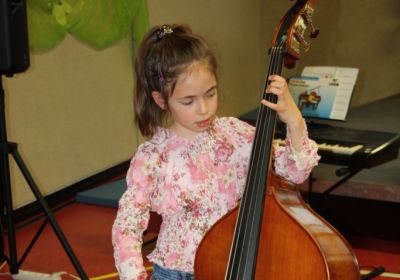Eine Grundschülerin am Cello